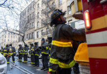 Al menos seis heridos leves tras aparatoso incendio en edificio de viviendas de Nueva York bomberos de Nueva York