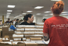 Miles de latinos abarrotan los bancos de comida por Navidad ante la asfixiante inflación