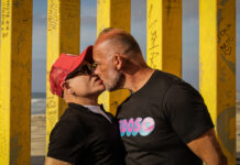 Personas que viven con VIH desafían "con besos" el estigma en la frontera México-EE.UU.