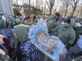 Mexicanos en Nueva York desafían el frío y al ICE para honrar a la Virgen de Guadalupe