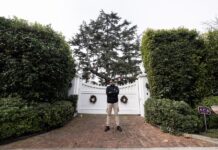 Detenido con fianza millonaria el hijo mediano de Rob Reiner, sospechoso de su muerte Nick Reiner fue arrestado en la noche de este domingo y fichado en la cárcel del condado de Los Ángeles este lunes, de acuerdo con registros penitenciarios en línea.