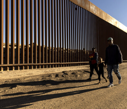 EE.UU. pone fin a programa migratorio de reunificación familiar para 7 países por "abusos" EE.UU. pone fin a programa migratorio de reunificación familiar para 7 países por "abusos"