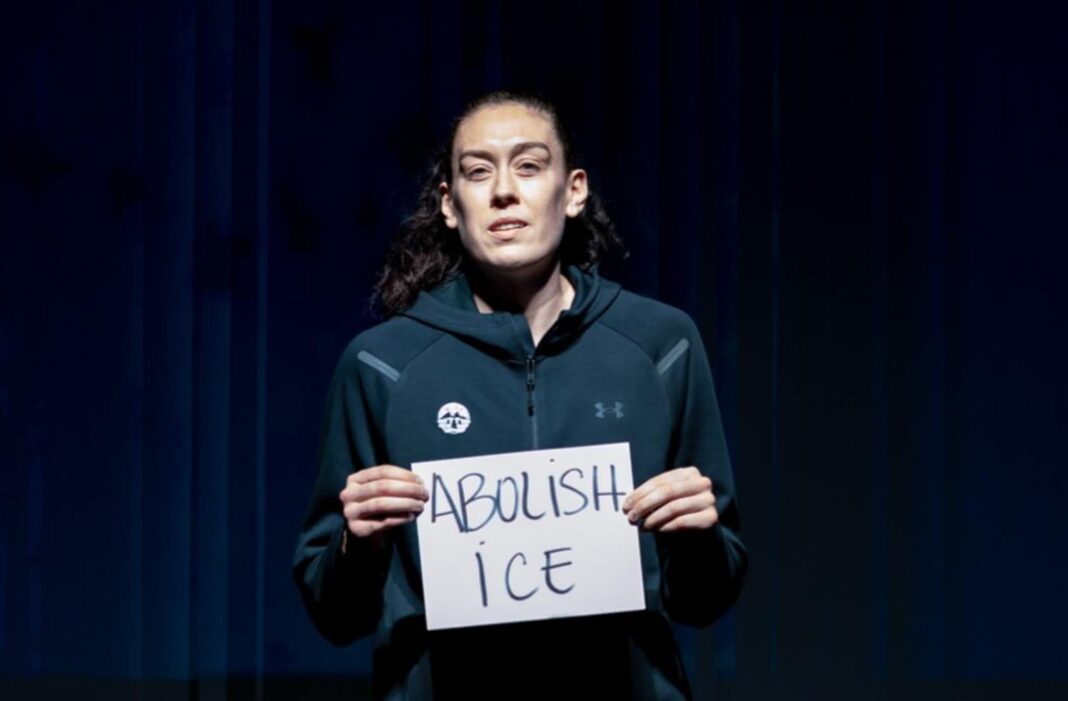 La estrella del baloncesto Breanna Stewart protesta con un letrero contra ICE en Miami