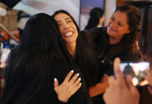 Familiares de presos políticos en Venezuela reciben con "gran alegría" nuevas liberaciones