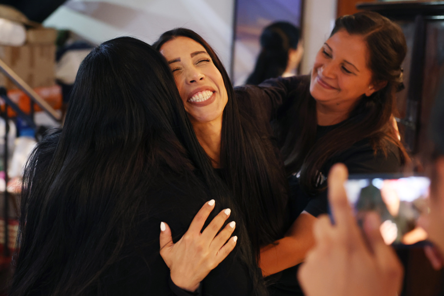 Familiares de presos políticos en Venezuela reciben con Familiares de presos políticos en Venezuela reciben con