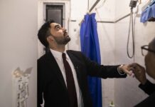 El alcalde de Nueva York debuta con medidas para vivienda y revoca órdenes de predecesor