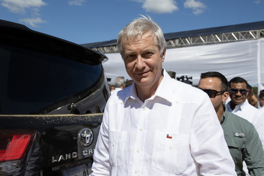 Kast recorre el muro que construye República Dominicana en la frontera con Haití Kast