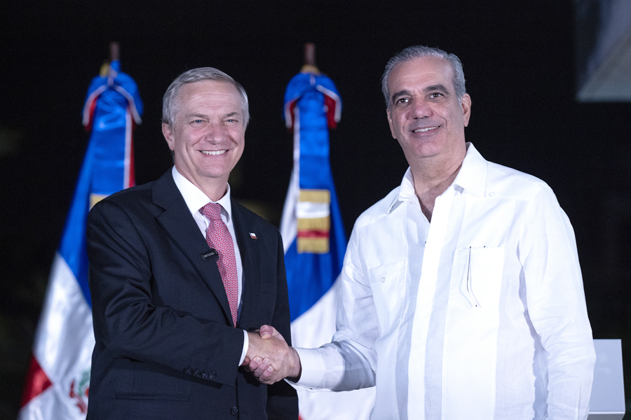 El presidente electo de Chile, el ultraderechista José Antonio Kast (i), saluda al presidente de República Dominicana, Luis Abinader