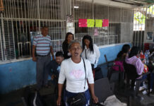 Familias percnotan a las afueras de una cárcel en Venezuela a la espera de excarcelaciones