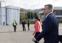 John Ratcliffe (d), saludando a la presidenta encargada de Venezuela, Delcy Rodríguez