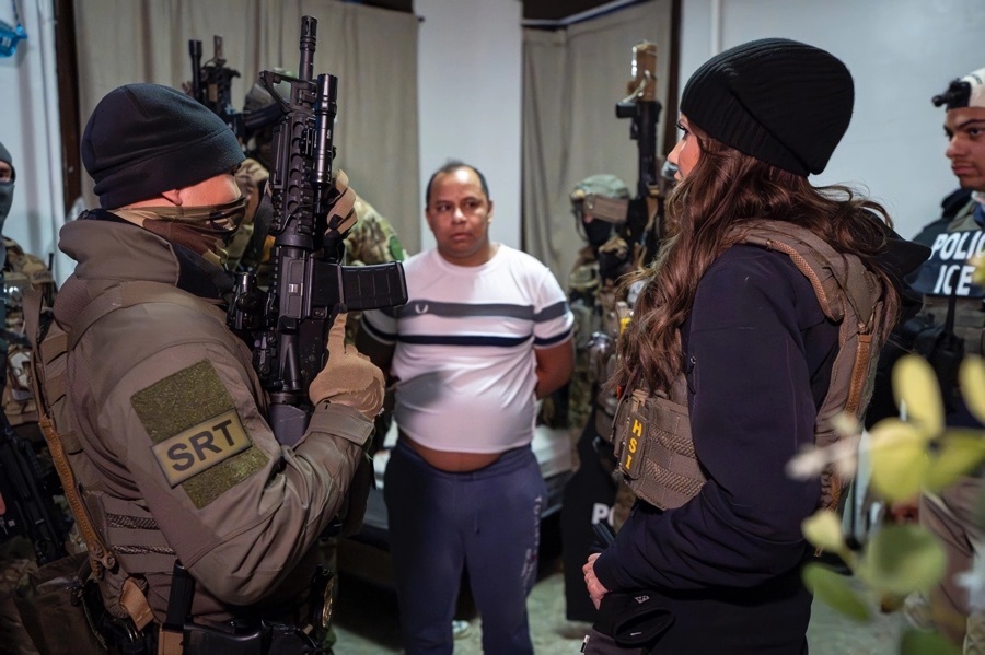 Servicio Secreto llevando arrestado a Tom&aacute;s Esp&iacute;n Tapia (c), en Minnesota