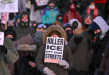 Minnesota dice no confiar en el Gobierno de EE.UU. para la investigación del nuevo tiroteo Vigilia tras la muerte de un hombre por agentes de inmigración en Minneapolis