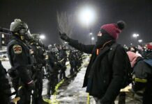 Defensores de armas cargan contra palabras del Gobierno de Trump por suceso en Mineápolis Personas protestan tras la muerte a tiros de un hombre a manos de agentes federales