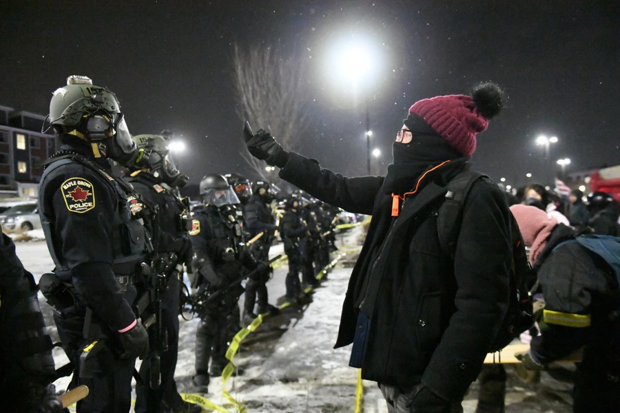 Personas protestan tras la muerte a tiros de un hombre a manos de agentes federales Personas protestan tras la muerte a tiros de un hombre a manos de agentes federales