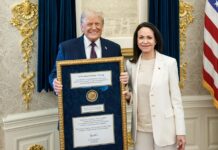 María Corina Machado trata de ganarse a Trump ofreciéndole el Premio Nobel de la Paz Maria Corina Machado presents Donald Trump with her Nobel Peace Prize medal