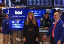 Melania Trump toca la campana de apertura de Wall Street para promocionar su documental Melania Trump