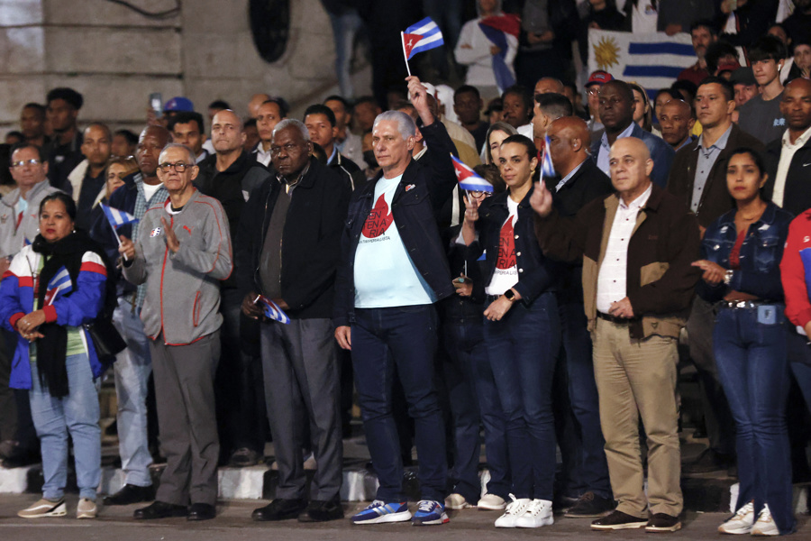 Cubanos marchan en La Habana en homenaje a José Martí Cubanos
