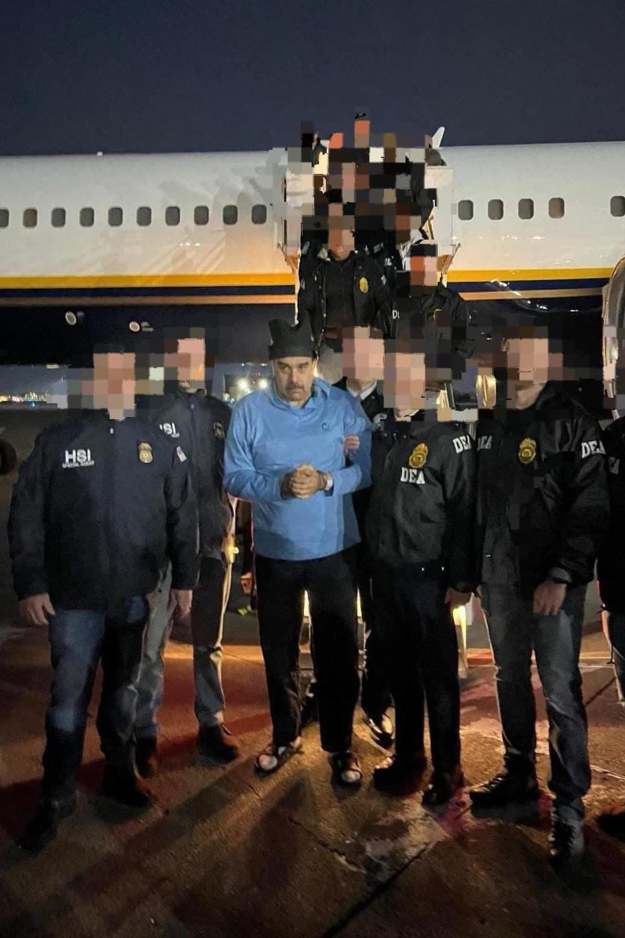 Nicol&aacute;s Maduro (c), escoltado por agentes de la Administraci&oacute;n para el Control de Drogas (DEA), luego de su captura, este s&aacute;bado en Nueva York