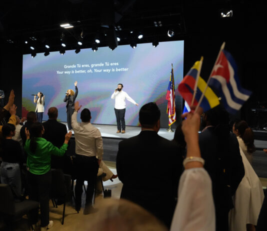 Exiliados venezolanos y cubanos en Miami oran por la "libertad" de sus países
