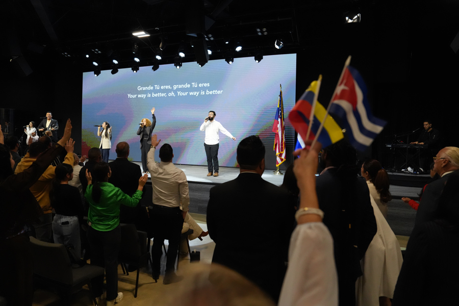 Exiliados venezolanos y cubanos en Miami oran por la Exiliados venezolanos y cubanos en Miami oran por la