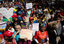 Adultos mayores del chavismo piden la liberación de Maduro con una protesta en Caracas