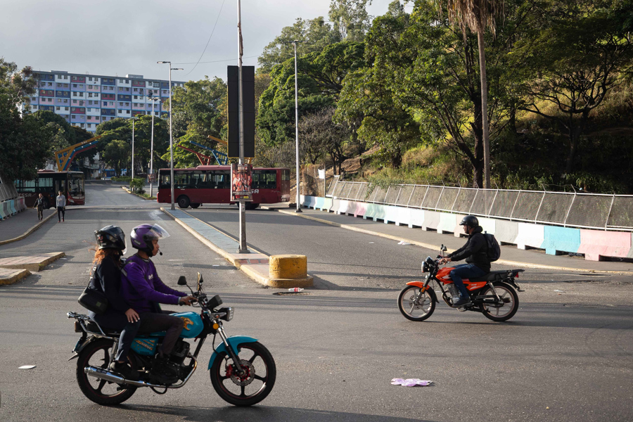 Poco tráfico y filas en supermercados un día después de la captura de Maduro Personas transitan por un calle con poco tráfico este domingo, en Caracas