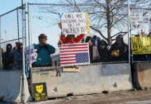 Protestas toman Mineápolis un día después de la muerte de un hombre a manos de federales Protestas toman Mineápolis