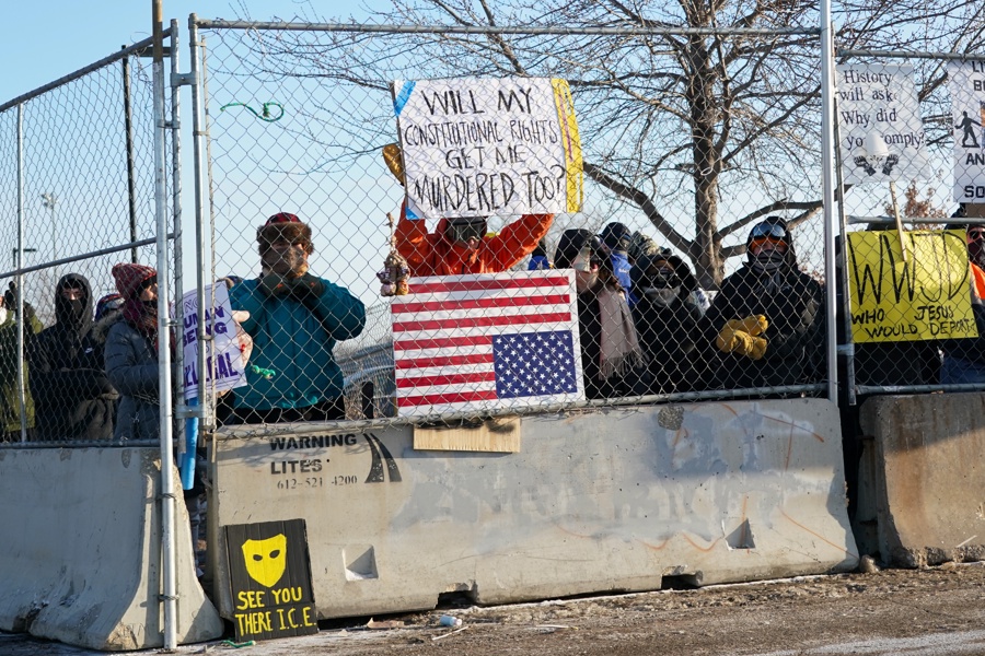 Protesters gather at ICE offices in Minneapolis after fatal shooting Protestas toman Mineápolis