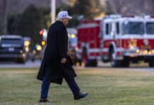 Trump hace señales obscenas a un trabajador de Ford que le gritó: "protector de pedófilos" President Trump returns to the White House from Detroit, Michgan