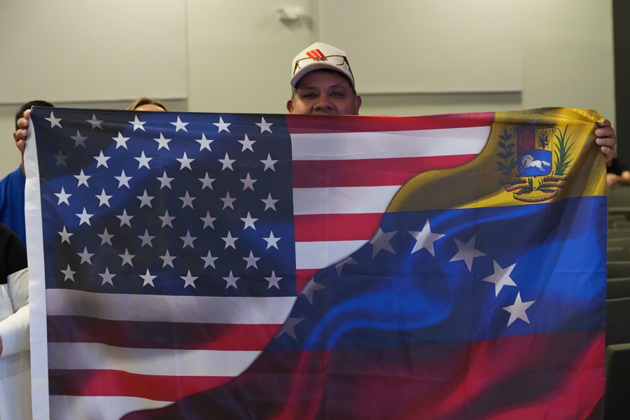Exiliados venezolanos y cubanos en Miami oran por la