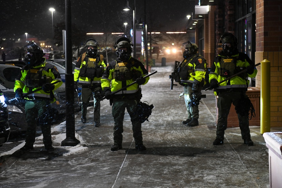 People protest after fatal shooting of man by federal agents agentes federales