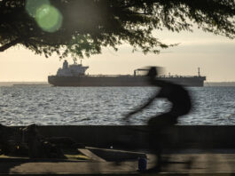 EE.UU. emite licencia para permitir a sus empresas explotar y comerciar crudo venezolano buque petrolero navegando en el Lago de Maracaibo