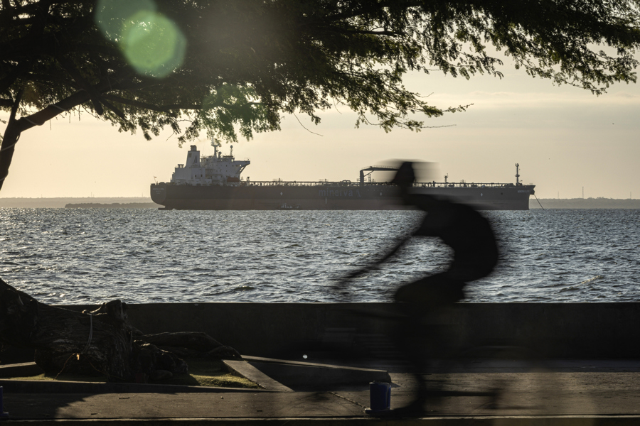 Trump incentiva a las petroleras de EEUU a invertir en Venezuela pero el sector aún duda buque petrolero navegando en el Lago de Maracaibo