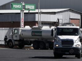 Legisladores advierten de consecuencias para México si no frena el petróleo a Cuba El alza del envío de petróleo de México a Cuba choca con las presiones de EEUU