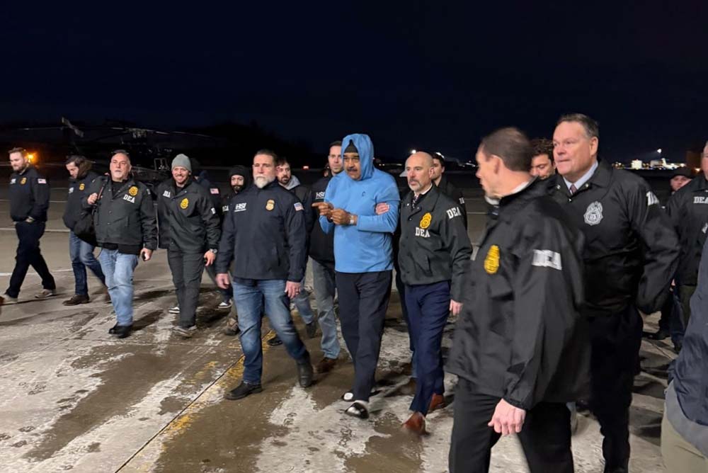 Maduro desciende esposado del avi&oacute;n militar tras aterrizar en Nueva York