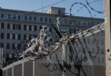 Juez ordena al DHS no restringir las visitas de congresistas a las cárceles migratorias cárcel