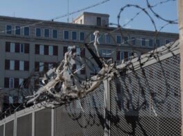 Juez ordena al DHS no restringir las visitas de congresistas a las cárceles migratorias cárcel