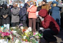 honran al hombre muerto a manos de federales