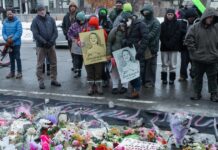 Minesota demanda al Gobierno Trump por la investigación en la muerte de Good y Pretti Protest held at memorial amid federal immigration crackdown in Minneapolis