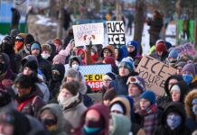El hombre que inmigración mató en Minéapolis tenía 37 años y permiso para portar armas Vigil Held in Minneapolis After Fatal ICE Shooting