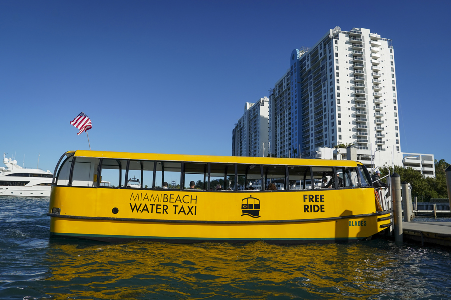 Miami Beach inaugura un servicio permanente de taxis acuáticos que la conecta con Miami n taxi acuático este martes, en Miami