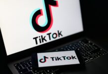 TikTok de EE.UU. alega fallos técnicos tras acusaciones de censura por motivos políticos UK considers social media ban for under-16s