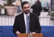 Hijo de inmigrantes dominicanos dirigirá la oficina de pequeños negocios de Nueva York NYC Mayor Mamdani holds a press conference to make an appointment announcement