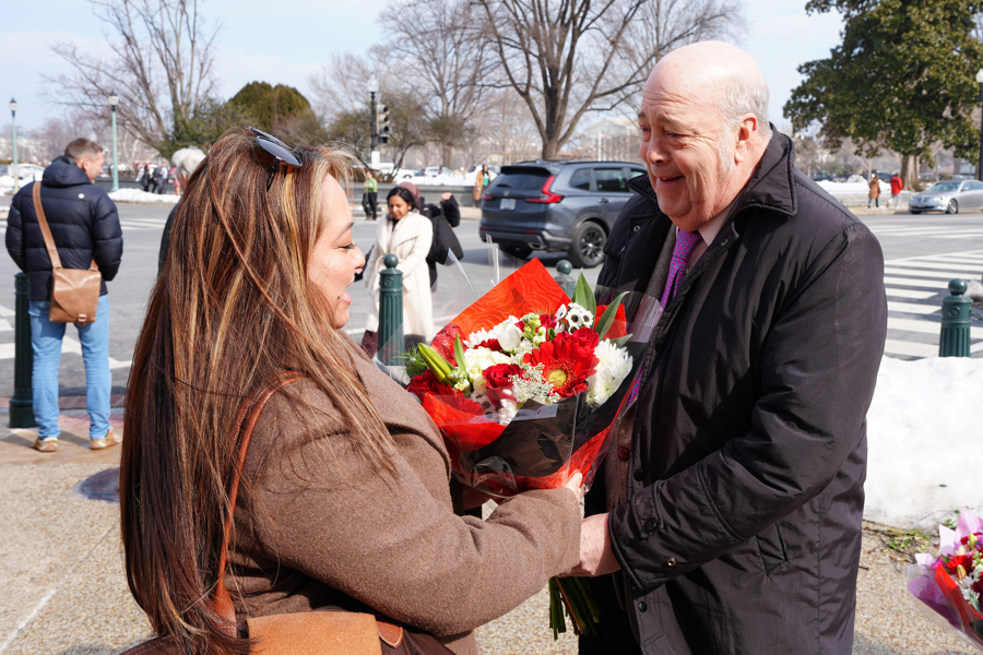  El embajador de Colombia en Estados Unidos, Daniel Garc&iacute;a-Pe&ntilde;a (d), regala ramos de flores colombianas a personas este mi&eacute;rcoles, en Washington