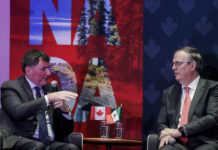 El ministro de Comercio de Canadá, Dominique LeBlanc (i), habla junto al secretario de Economía de México, Marcelo Ebrard,