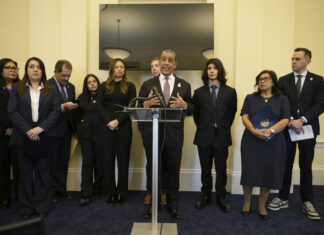 Demócratas invitan al Estado de la Unión a personas afectadas por políticas migratorias El presidente del Caucus Hispano del Congreso, Adriano Espaillat
