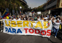 Familiares de presos políticos tildan de "show" visita del Parlamento a cárcel en Caracas