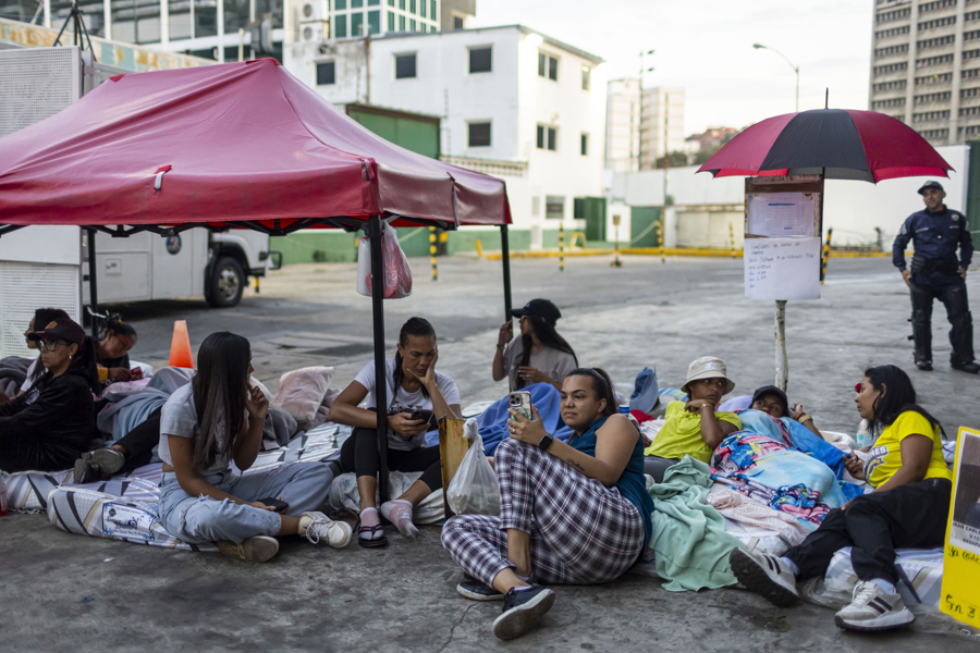 Familiares de presos pol&iacute;ticos en huelga de hambre en Caracas sufren problemas de salud
