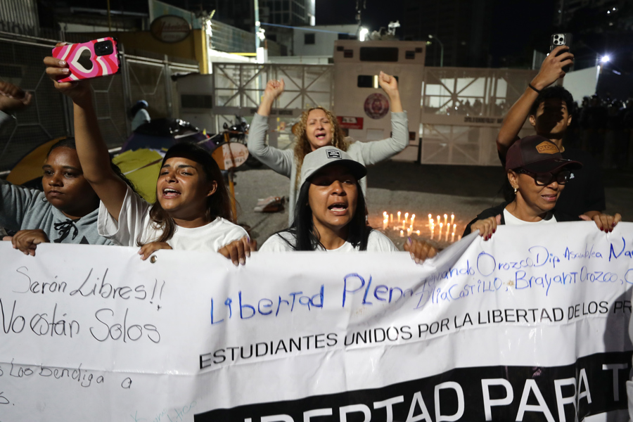 Liberados en Venezuela dirigen caravana de motos en apoyo a familiares de presos pol&iacute;ticos