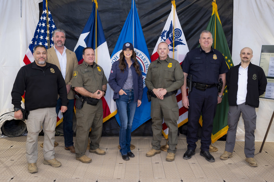 Noem visita la frontera sur en medio de cr&iacute;ticas a la agenda anti-migrante del Gobierno